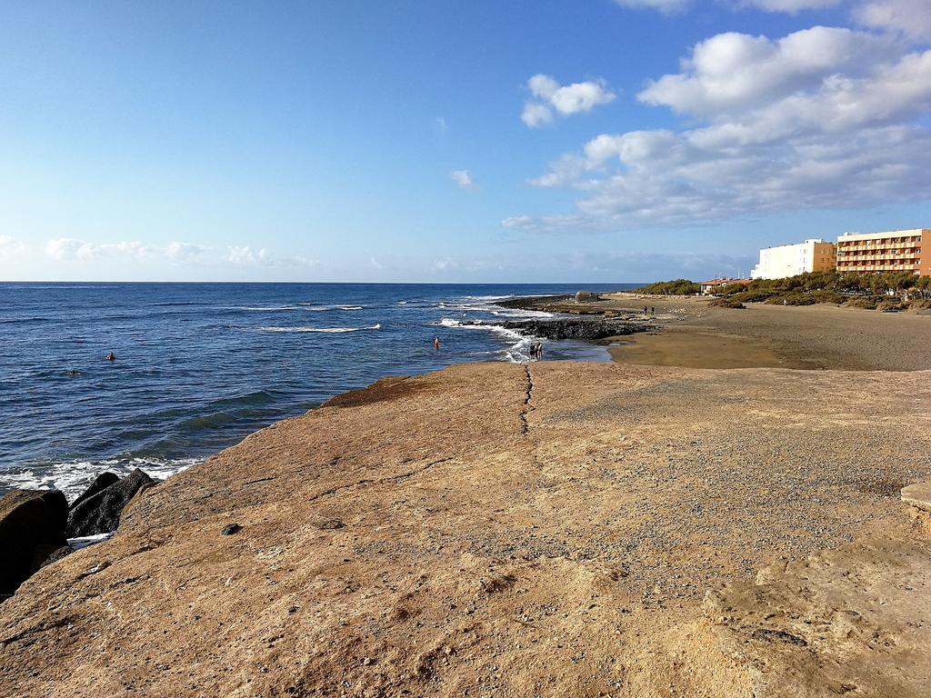 alquilaencanarias El Medano Los Martines frente playa A Exterior foto