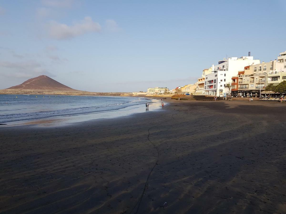 alquilaencanarias El Medano Los Martines frente playa A Exterior foto