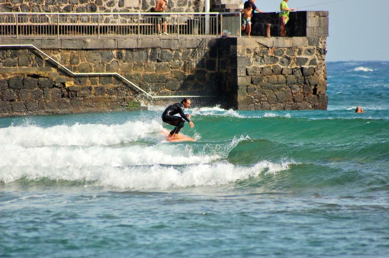 alquilaencanarias El Medano Los Martines frente playa A Exterior foto